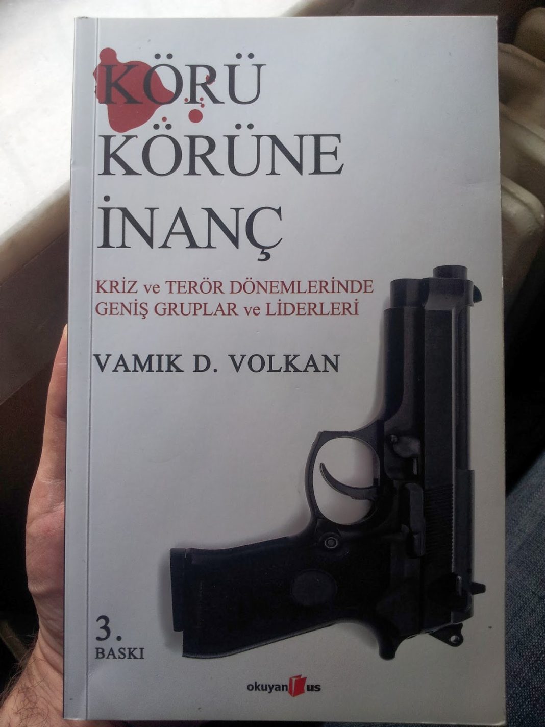 Kitle Psikolojisini Yorumlamada Psikanaliz: Körü Körüne İnanç – Prof.Dr. Vamık D. Volkan