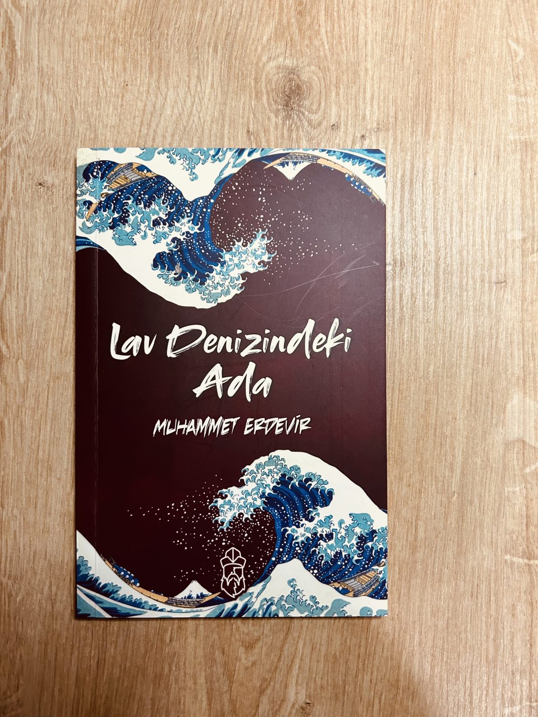Şiirle Öykü Arasına Kurulmuş Bir Örümcek Ağı: Lav Denizindeki Ada – Muhammet Erdevir